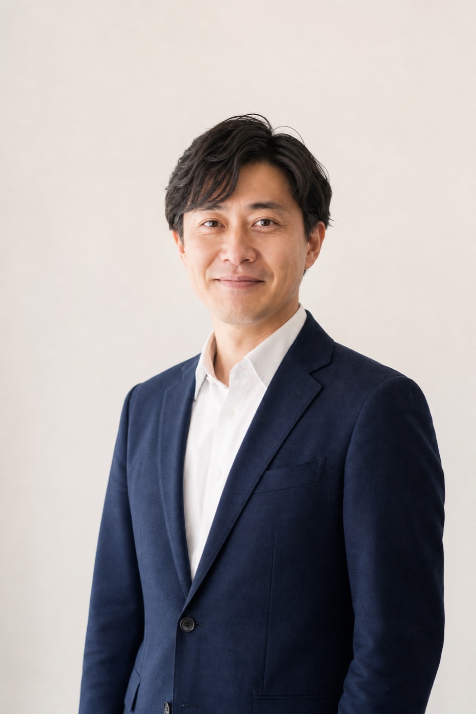 日本人ビジネスコンサルタントの上半身写真